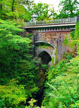 Slide 15 de 20: Ponte do Diabo (País de Gales) - A Pontarfynach, na localidade de Ceredigion, tem três pontes construídas uma sobre a outra. A original é de 1075; a segunda do século 18; e a última foi adicionada no século 20, para reforçar toda a construção.