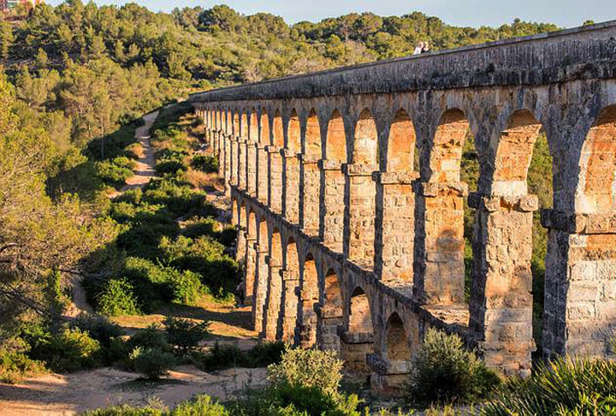 Slide 6 de 20: Ponte do Diabo (Espanha) - O Aqueduto de Les Ferreres foi construído no Império Romano para levar água à antiga Tarraco, hoje cidade de Tarragona. Acredita-se que foi erguido no tempo do Imperador Augusto (27 a.C a 14 d.C).