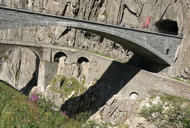Slide 19 de 20: Ponte da Suíça - É a mais famosa ponte do Schöllenen Gorge, no cantão suíço de Uri entre as cidades de Göschenen e Andermatt.