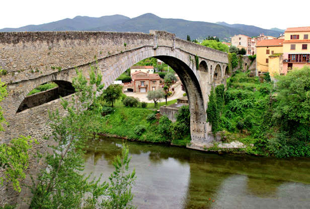 Slide 8 de 20: Ponte do Diabo (França) - Construída no século 14, a Old Bridge fica na cidade de Céret, nos Pirineus Orientais, no Sul da França. Atravessa o rio Tech e passou por reparos no século 18.
