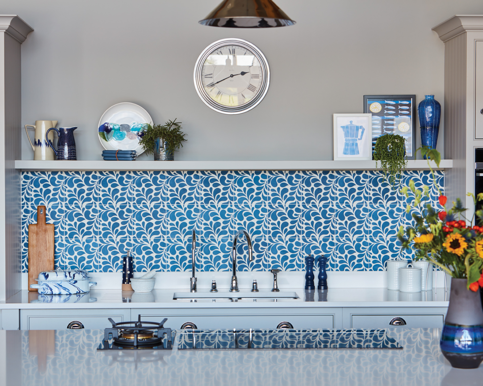 <p>                     Vibrant kitchen backsplash ideas and colorful tiles, in general, have become increasingly popular over the past few years. They are a great way of incorporating color into a kitchen, if you prefer keep core paint colors more neutral.                    </p>