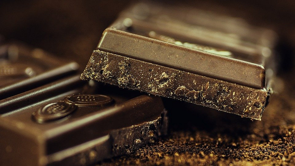tři nepečené čokoládové dezerty nejen na valentýna: lahodný dort, rumem vonící sladké kuličky a božsky chutnající pohár