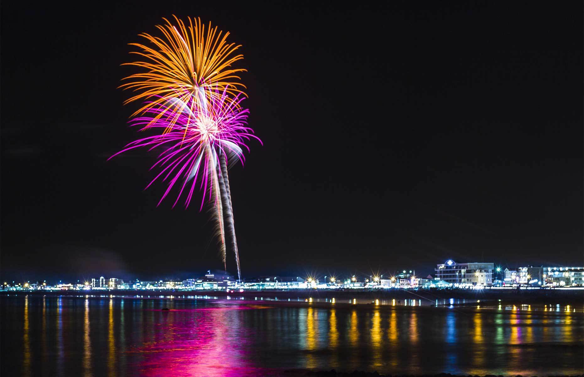 <p class="p1"><span>Hampton Beach is the ideal spot for seeing <a href="https://www.hamptonbeach.org/events/fireworks/" rel="noreferrer noopener"><span>fireworks throughout the year, namely on Wednesday evenings during the summer, July 4, and December 31</span></a>. Timing your visit to coincide with one of these dates is definitely worth the effort. Otherwise, enjoy the extensive shoreline and many other beach events.</span></p>