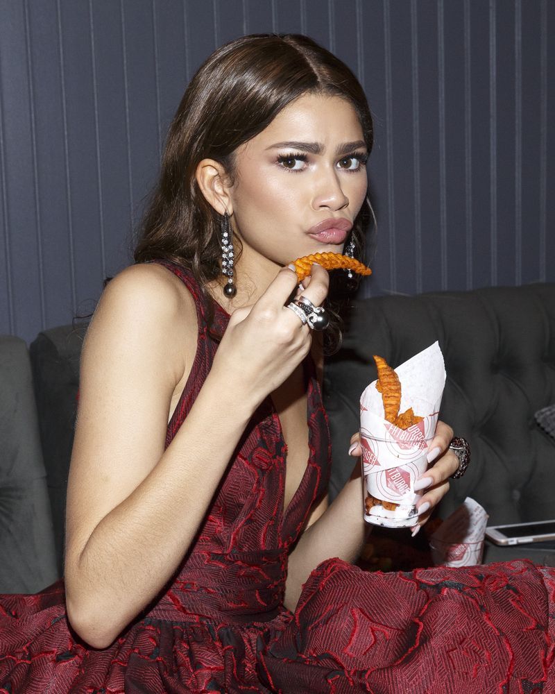 22 Photos of Celebrities Eating Junk Food in Fancy Clothes