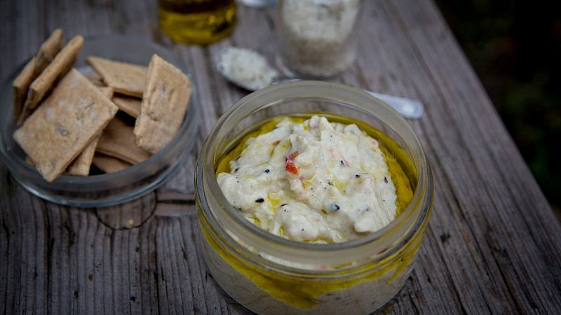 libanonský sýr labneh: lahodný krémový sýr podobný lučině jednoduše připravíte i doma pouze z jedné ingredience