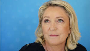 Marine Le Pen éclaboussée par des enfants au bord d’une piscine : les images étonnantes