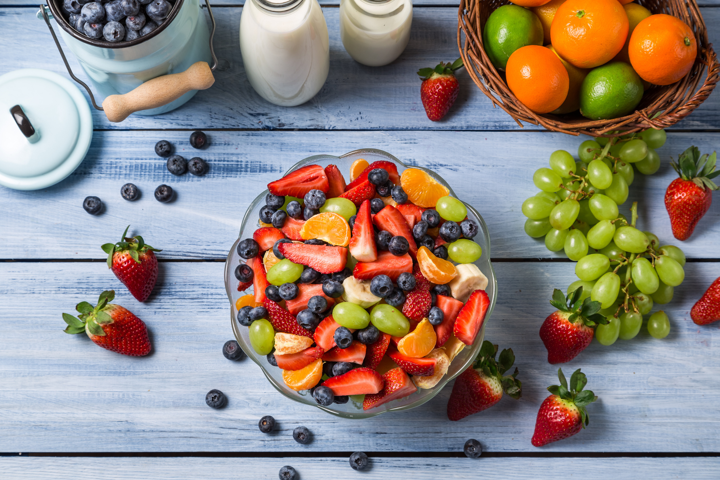 Фрукты утром можно. Полезные фрукты для зубов. Здоровое питание ягоды. Фруктовые витамины. Лето витамины.