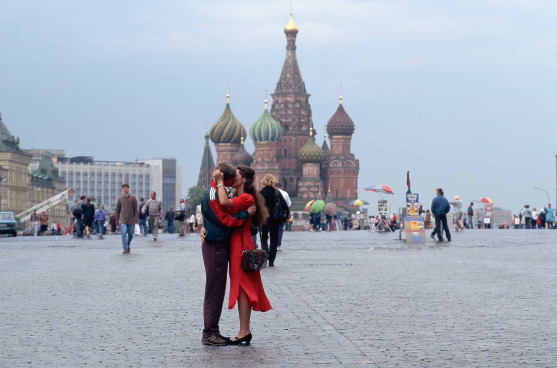 <p>The end of the Cold War and the dissolution of the Soviet Union attracted many American visitors to Russia. By the mid- '90s, Moscow had become a popular destination. </p>