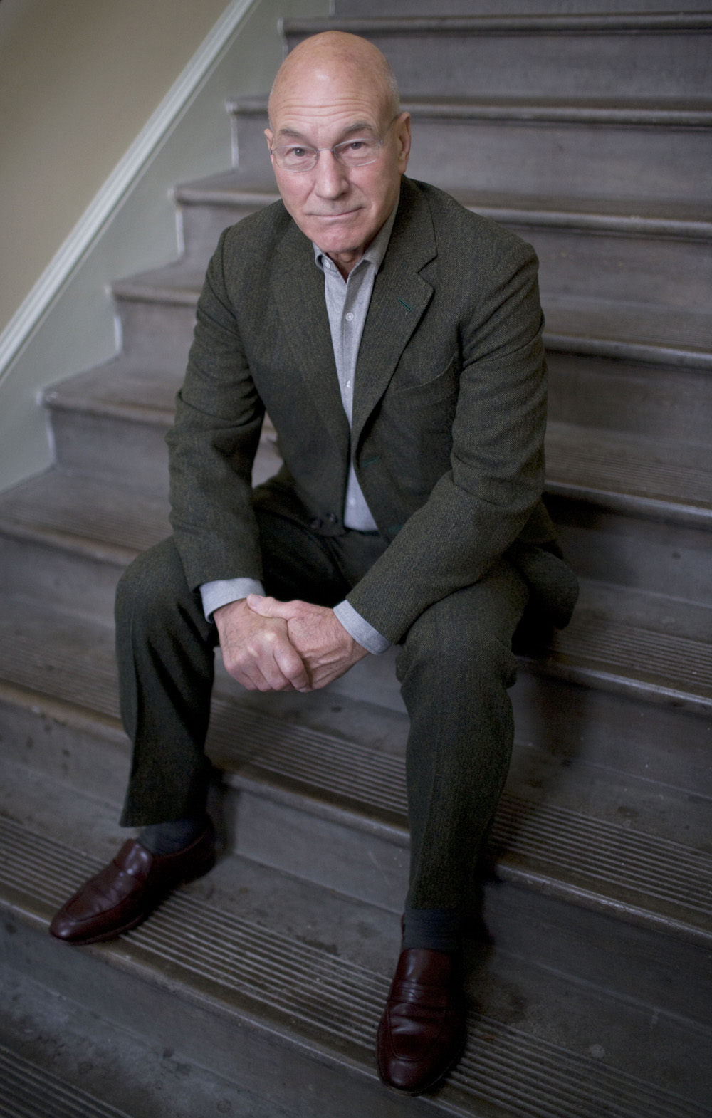 <p>Patrick Stewart attends the Cheltenham Literary Festival in Gloucestershire, Britain on Oct. 19, 2008. He wore a sandy green-grey suit.</p>