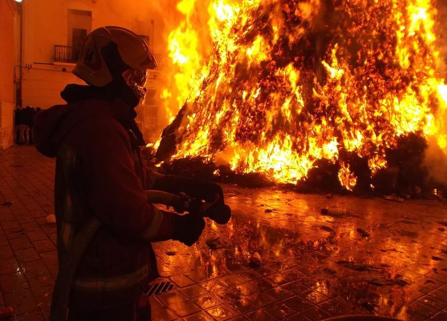 ukraińcy zadają cios rosji. pożar w rafinerii rosnieftu