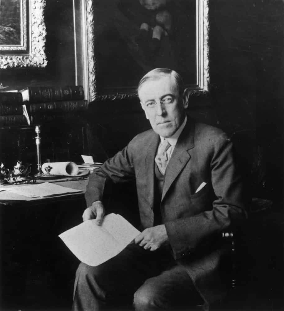 <p>Muchos de los líderes mundiales de esa época estaban infectados con la gripe. El presidente de los Estados Unidos, Woodrow Wilson, enfermó mientras asistía a la Conferencia de Paz de Versalles en 1919, poco después de la Segunda Guerra Mundial.</p>