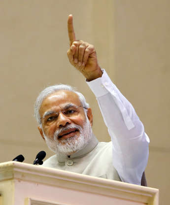 Dia 5 van 27: India's Prime Minister Narendra Modi points as he speaks at the inaugural session of Re-Invest 2015, the first Renewable Energy Global Investors Meet & Expo, in New Delhi, February 15, 2015
