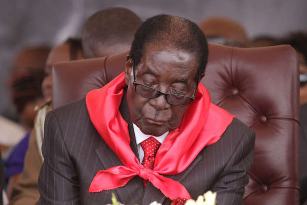 Dia 2 van 27: President Robert Mugabe is seen during celebrations to mark his 91st birthday in the resort town of Victoria Falls, Zimbabwe, Saturday Feb, 28, 2015. Mugabe turned 91 on the 21st of February and become the world's oldest leader, with his supporters saying they will back him to run his full term until 2018 - despite questions about his health and an economy that is crumbling under his watch.
