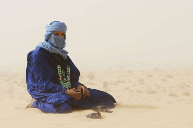 ÎÎ¹Î±ÏÎ¬Î½ÎµÎ¹Î± 9 Î±ÏÏ 13: Tuareg man near Timbuktu, Mali