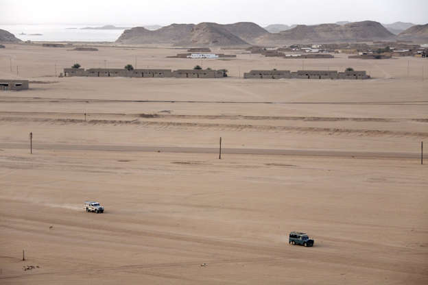 ÎÎ¹Î±ÏÎ¬Î½ÎµÎ¹Î± 13 Î±ÏÏ 13: Jeeps cover the wide expanse of desert between Lake Nasser and the town of Wadi Halfa, Sudan, Africa