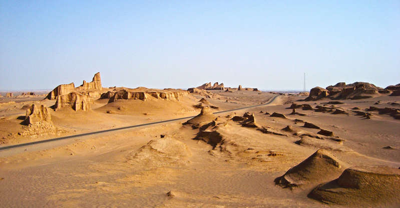 ÎÎ¹Î±ÏÎ¬Î½ÎµÎ¹Î± 2 Î±ÏÏ 13: Kaluts are wind-eroded desert mountains that look like worn sandcastles amid the searing Dasht-e Lut desert of Central Iran.