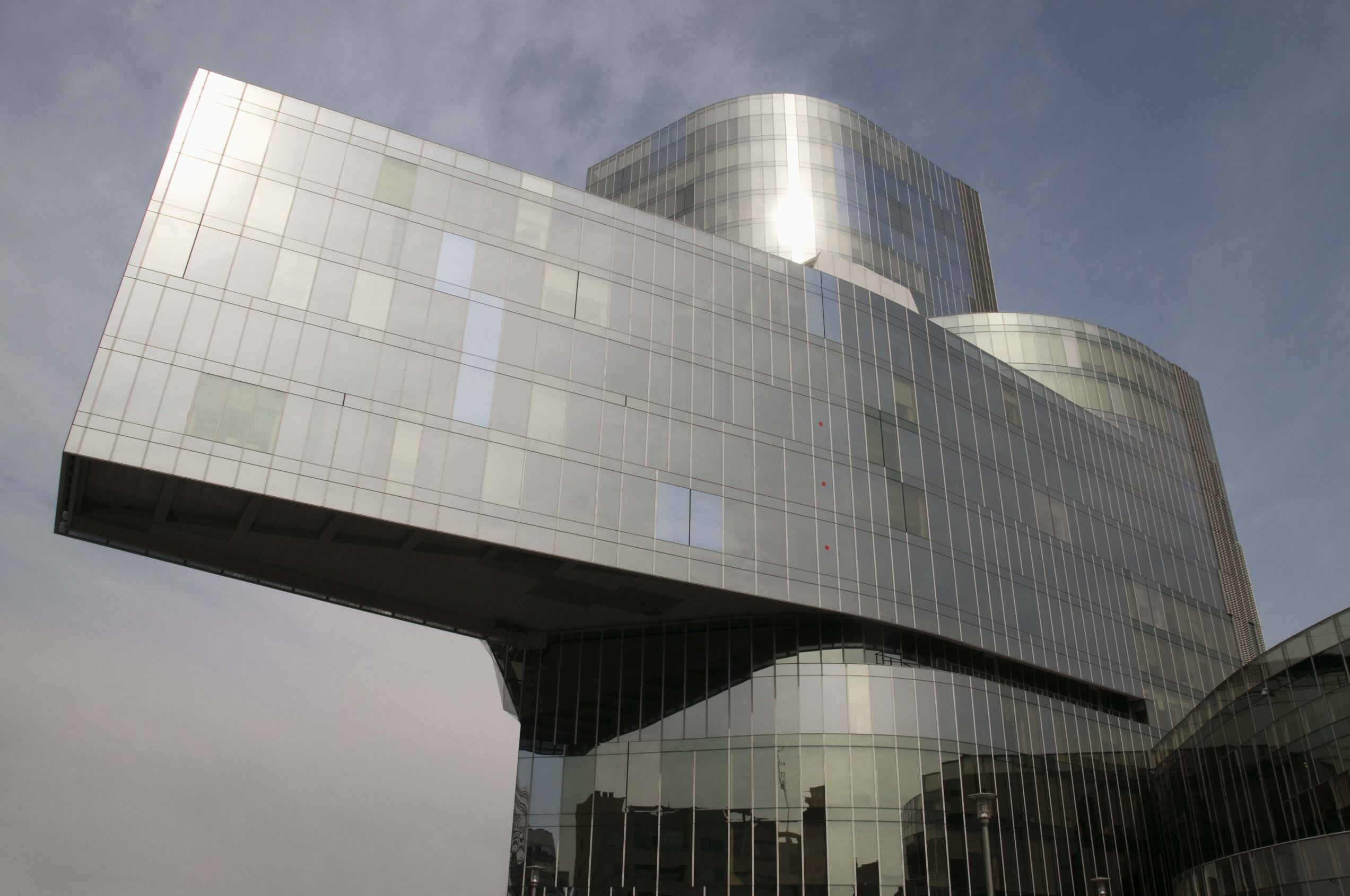 光り輝く美しさ ガラス張りの世界の建築物