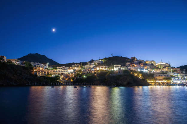 ÎÎ¹Î±ÏÎ¬Î½ÎµÎ¹Î± 15 Î±ÏÏ 42: Lights illuminate the city and reflect on the water Bali, Crete, Greece