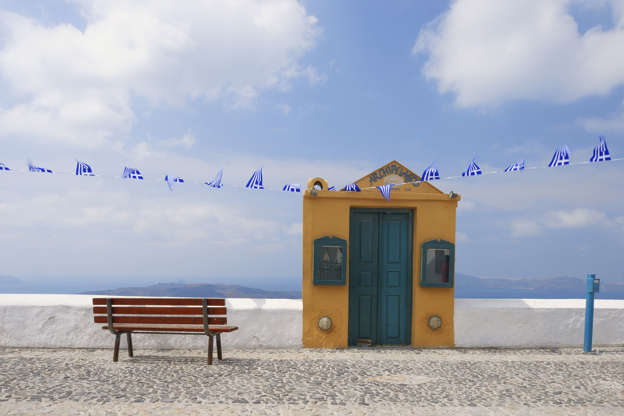 ÎÎ¹Î±ÏÎ¬Î½ÎµÎ¹Î± 18 Î±ÏÏ 42: Greece, Fira, Entrance gate and bench at Santorini