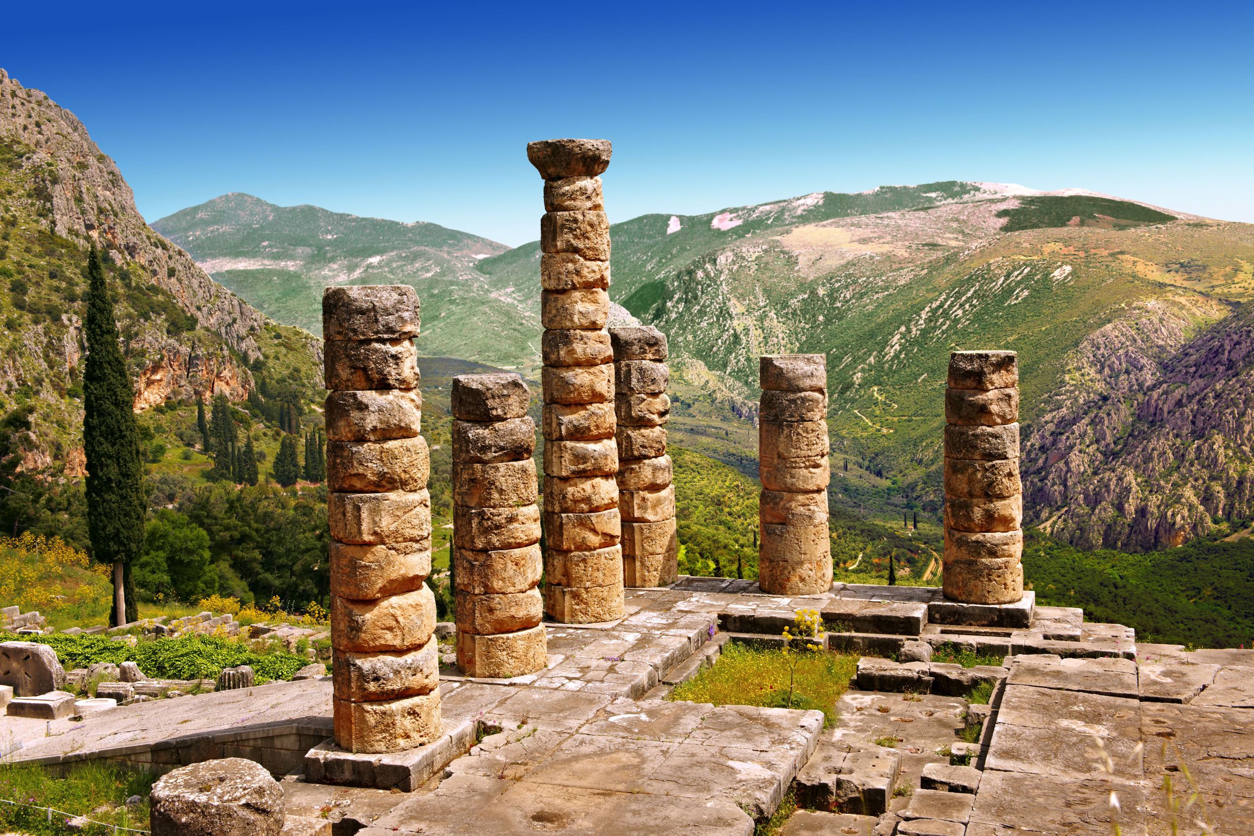 ÎÎ¹Î±ÏÎ¬Î½ÎµÎ¹Î± 27 Î±ÏÏ 42: The ruins of the 4th century BC Temple of Apollo, a peripteral Doric building, Delphi archaeological site, Greece