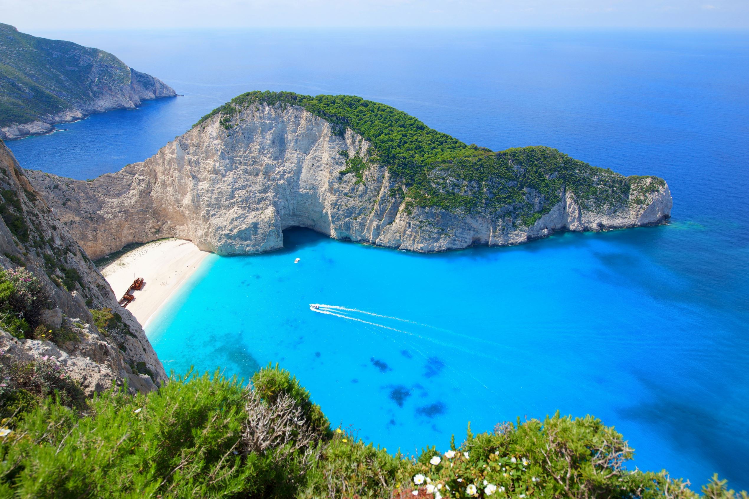 ÎÎ¹Î±ÏÎ¬Î½ÎµÎ¹Î± 33 Î±ÏÏ 42: Navagio Beach or Shipwreck Beach, is an exposed cove, sometimes referred to as 'Smugglers Cove', on the coast of Zakynthos (Zante), in the Ionian Islands of Greece.