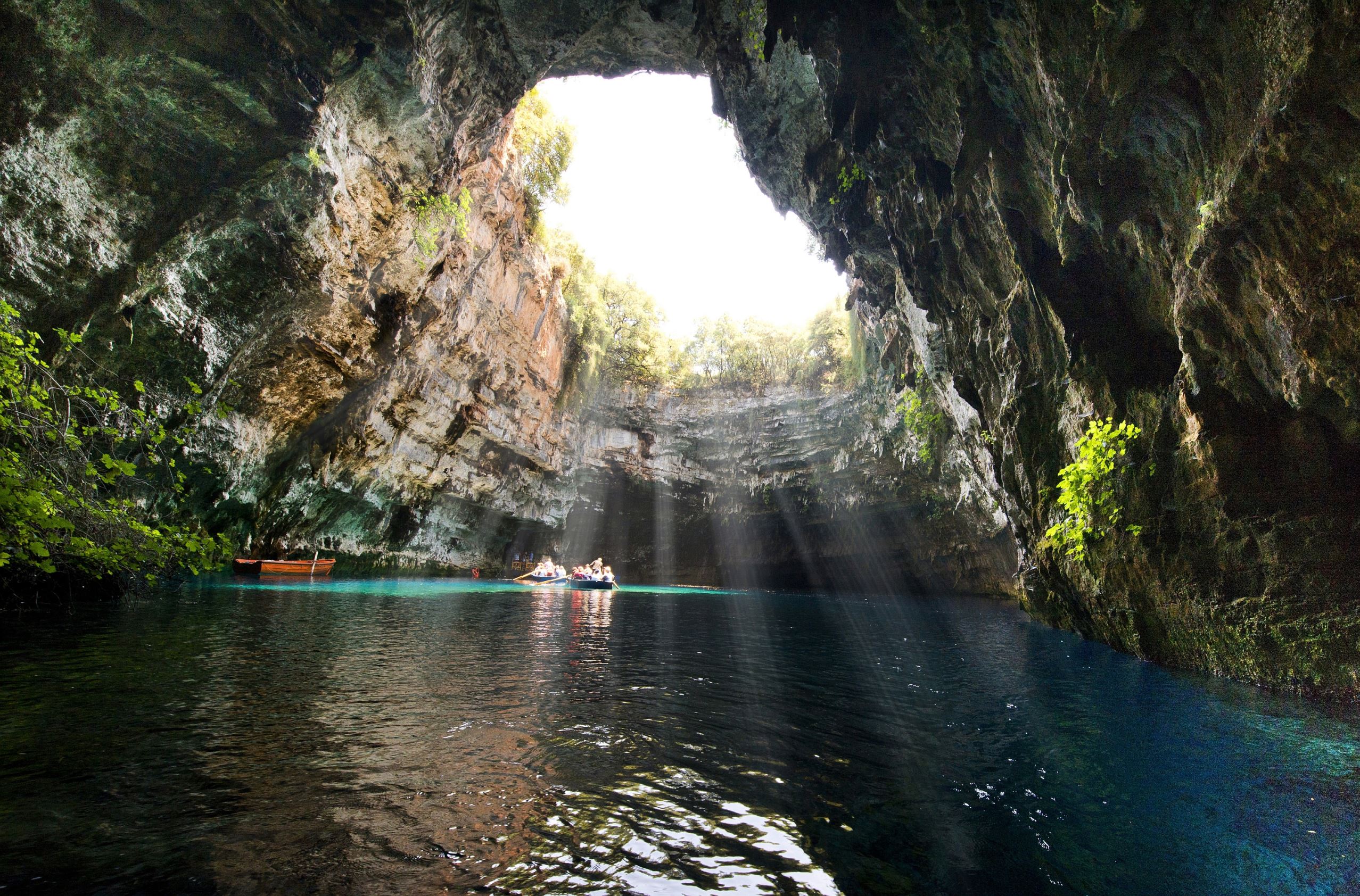 ÎÎ¹Î±ÏÎ¬Î½ÎµÎ¹Î± 26 Î±ÏÏ 42: Famous melissani lake on Kefalonia island - GreeceInside famous mellisani lake with on Kefalonia island - GreeceFamous mellisani lake on Kefalonia island - Greece