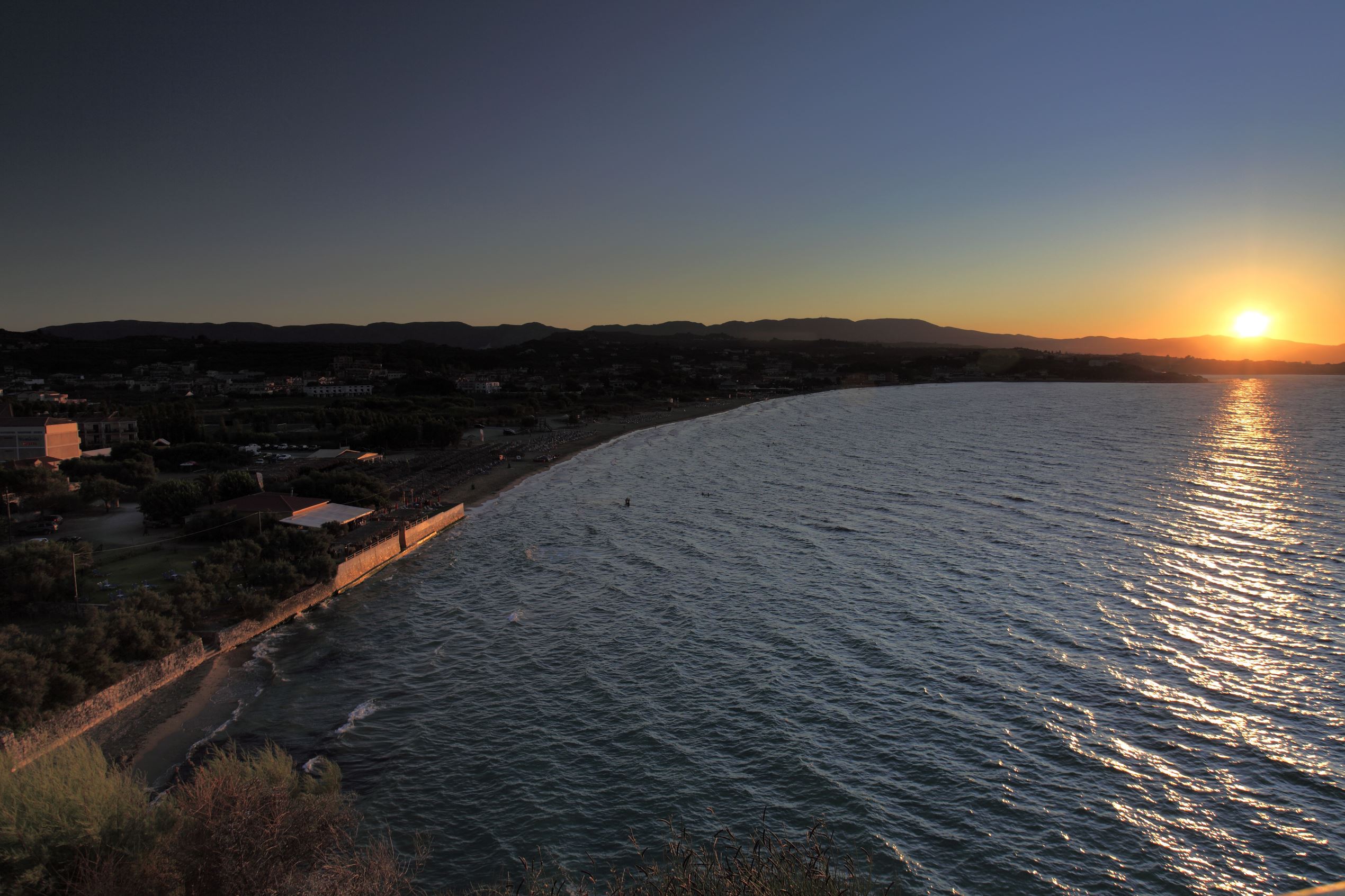 ÎÎ¹Î±ÏÎ¬Î½ÎµÎ¹Î± 31 Î±ÏÏ 42: Sunset over the sweeping beach at Tsilivi town, Zakynthos Island, Zante, Greece, Europe.
