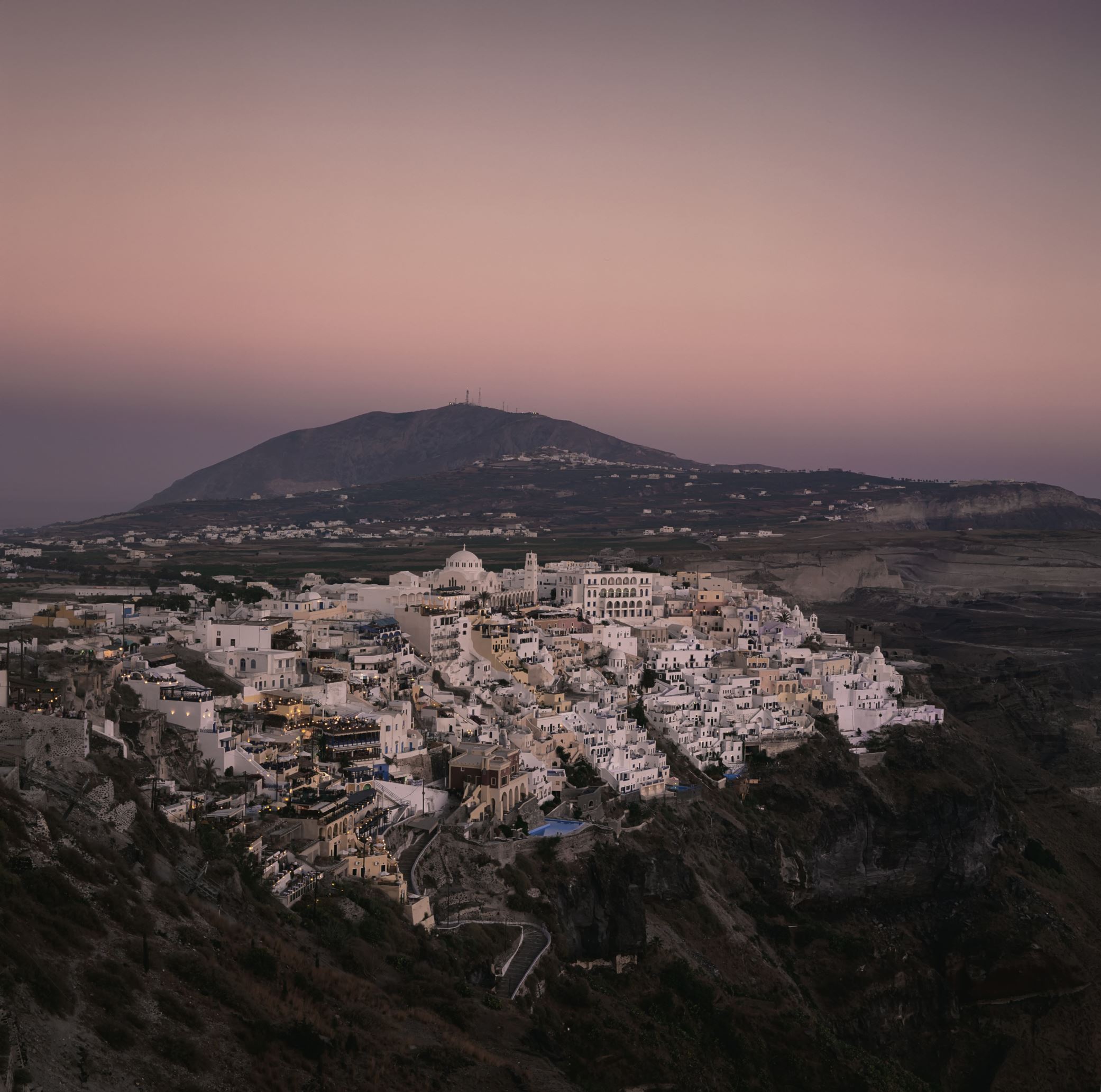 ÎÎ¹Î±ÏÎ¬Î½ÎµÎ¹Î± 41 Î±ÏÏ 42: Urban city on rural hillside, Thira, Santorini, Greece