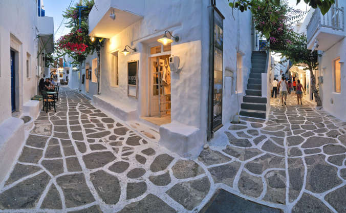 ÎÎ¹Î±ÏÎ¬Î½ÎµÎ¹Î± 40 Î±ÏÏ 42: Panorama of an alley in Mykonos, Cyclades, Greece, Europe