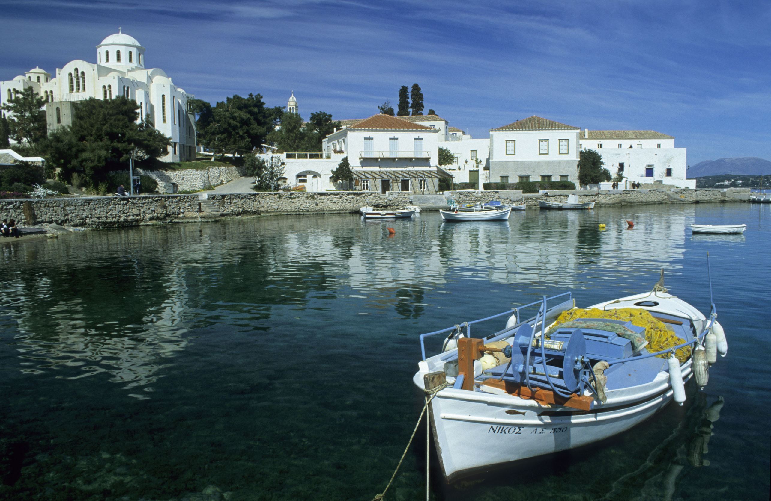 ÎÎ¹Î±ÏÎ¬Î½ÎµÎ¹Î± 39 Î±ÏÏ 42: Old captains homes on the harbour of Spetses, saronian islands, Greece