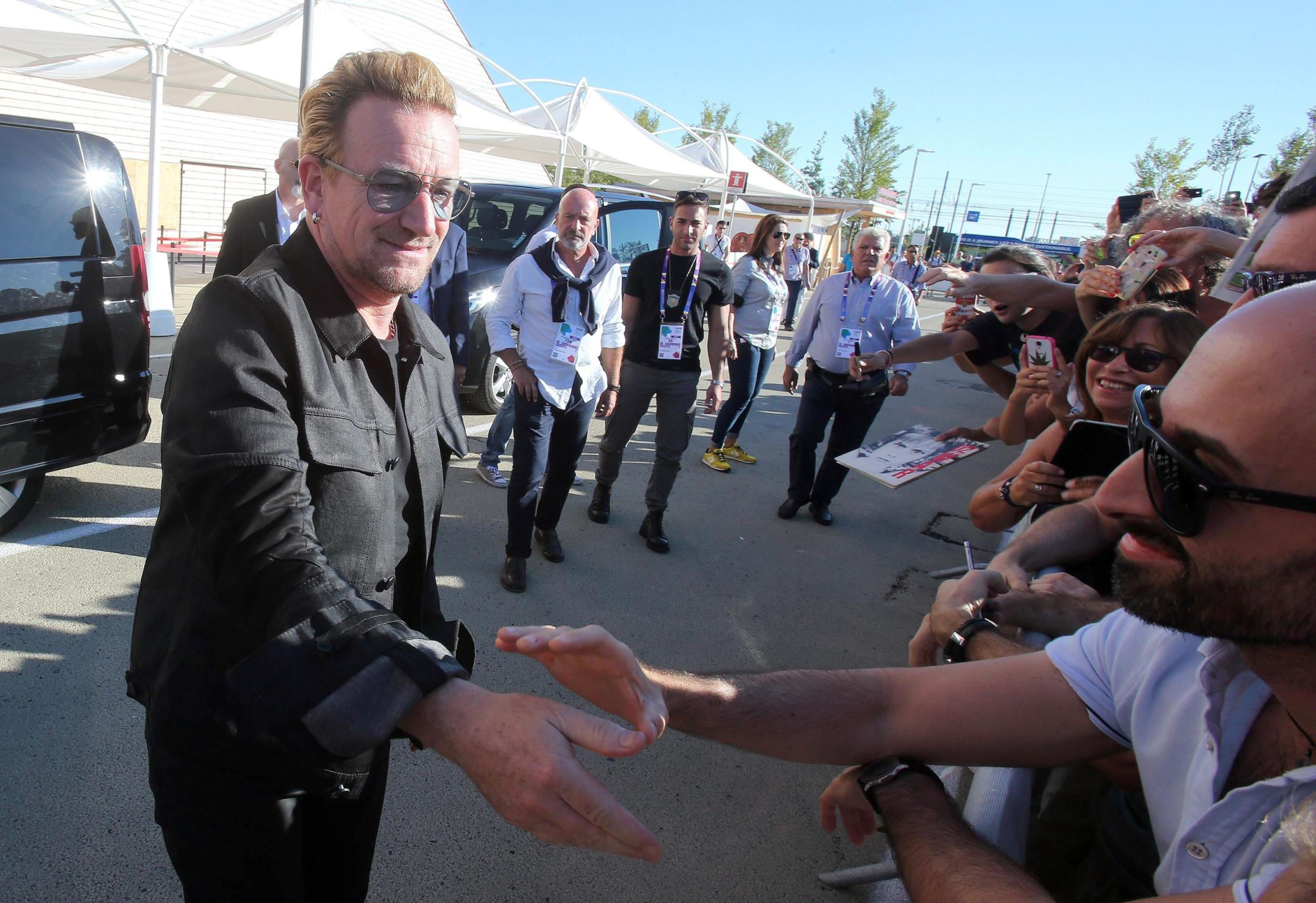 . Milan (Italy), 06/09/2015.- Irish leader of U2 Bono Vox during his visit at Expo 2015 in Milan, 6 September 2015. This is the second time Milan hosts the Expo, the first Milan International Exposition took place in 1906. The event's 2015 theme is 'Feeding the Planet, Energy for Life'.ha (Italia) EFE/EPA/MATTEO BAZZI