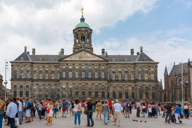 ÎÎ¹Î±ÏÎ¬Î½ÎµÎ¹Î± 15 Î±ÏÏ 41: Tourists near Royal Palace on Dam Square in Amsterdam.