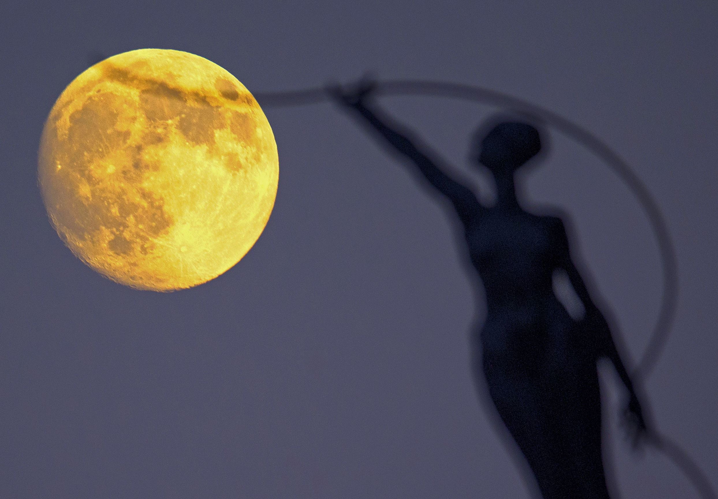 15年最大の満月 世界で撮影された スーパームーン