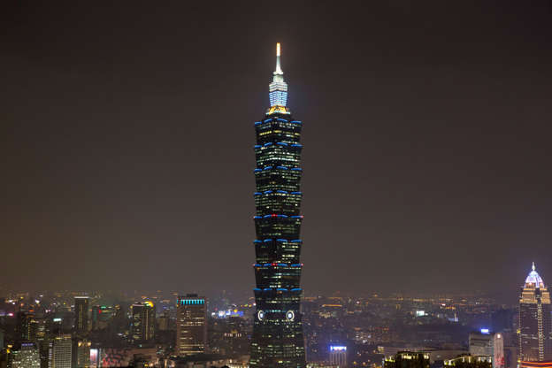ÎÎ¹Î±ÏÎ¬Î½ÎµÎ¹Î± 27 Î±ÏÏ 41: TAIPEI, TAIWAN - APRIL 02: The Taipei 101 building is illuminated in blue to mark the World Autism Awareness Day on April 2, 2015 in Taipei City, Taiwan. (Photo by Ashley Pon/Getty Images for Autism Speaks)