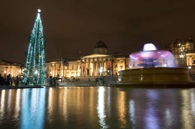 ÎÎ¹Î±ÏÎ¬Î½ÎµÎ¹Î± 13 Î±ÏÏ 20: The lights on the Trafalgar Square Christmas tree are switched on during a ceremony in Trafalgar Square, London.
