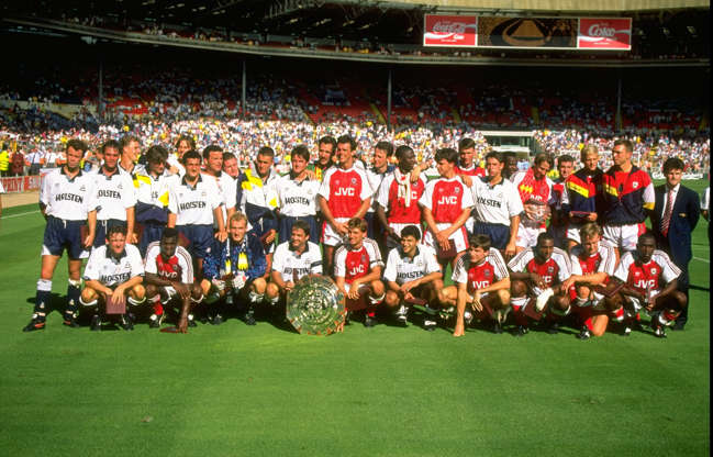 ÎÎ¹Î±ÏÎ¬Î½ÎµÎ¹Î± 11 Î±ÏÏ 20: Aug 1991: The Tottenham Hotspur (left) and Arsenal (right) teams share the FA Charity Shield after the match at Wembley Stadium in London.The match ended in a draw 0-0