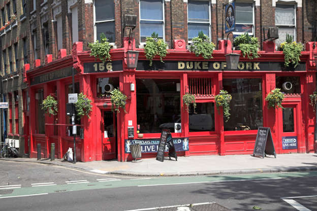 ÎÎ¹Î±ÏÎ¬Î½ÎµÎ¹Î± 14 Î±ÏÏ 20: Bright red painted traditional public house, The Duke of York pub, London, England