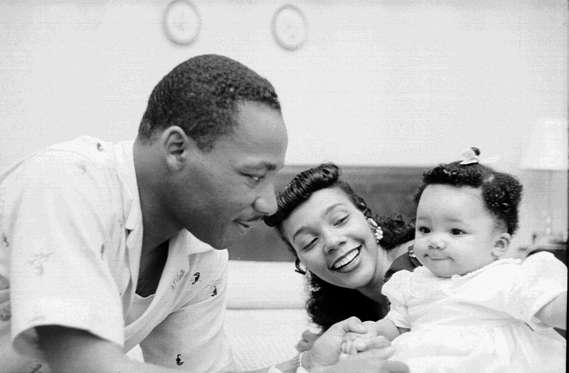 Slide 7 de 27: MONTGOMERY, AL - MAY 1956: Civil rights leader Reverend Martin Luther King, Jr. relaxes at home with his family in May 1956 in Montgomery, Alabama. (Photo by Michael Ochs Archives/Getty Images)