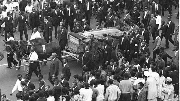 Slide 27 de 27: High angle view of the casket of assassinated Civil Rights leader Dr. Martin Luther King Jr., borne on a mule-drawn cart, during a massive funeral procession through the streets of King's hometown, Atlanta, Georgia, April 9, 1968. (Photo by Robert Abbott Sengstacke/Getty Images)
