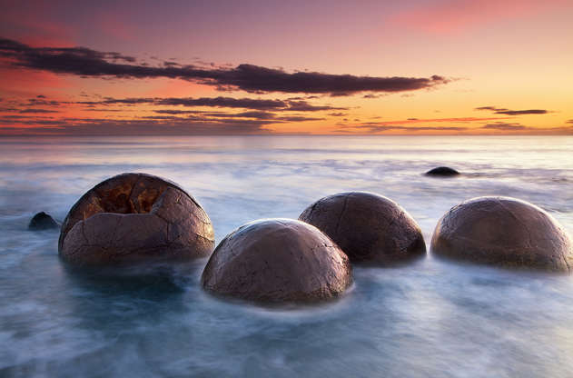 Slayt 14/22: The Moeraki Boulders are unusually large and spherical boulders lying along a stretch of Koekohe Beach on the Otago coast of New Zealand.
Christopher Chan