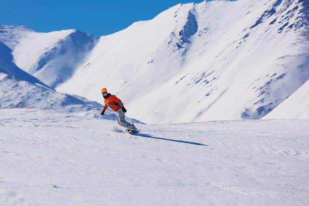 ÎÎ¹Î±ÏÎ¬Î½ÎµÎ¹Î± 15 Î±ÏÏ 24: Caucasian male snowboarding in Anaktuvuk Pass, Winter, Gates of the Arctic National Park, Brooks Ran