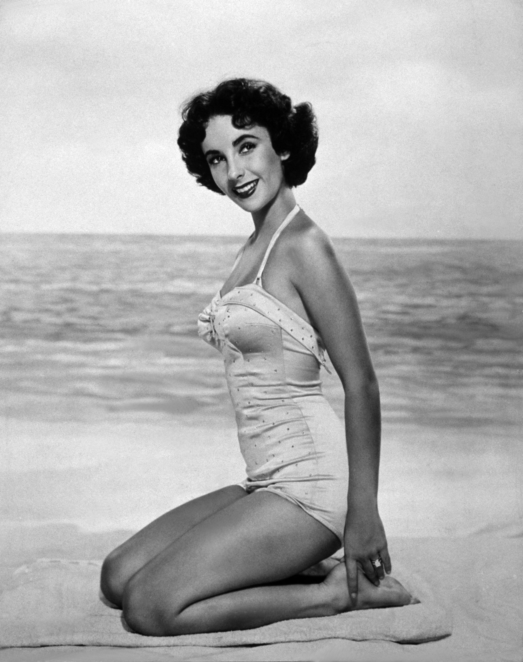 ÎÎ¹Î±ÏÎ¬Î½ÎµÎ¹Î± 12 Î±ÏÏ 45: A portrait of Elizabeth Taylor.   (Photo by Hulton Archive/Getty Images)