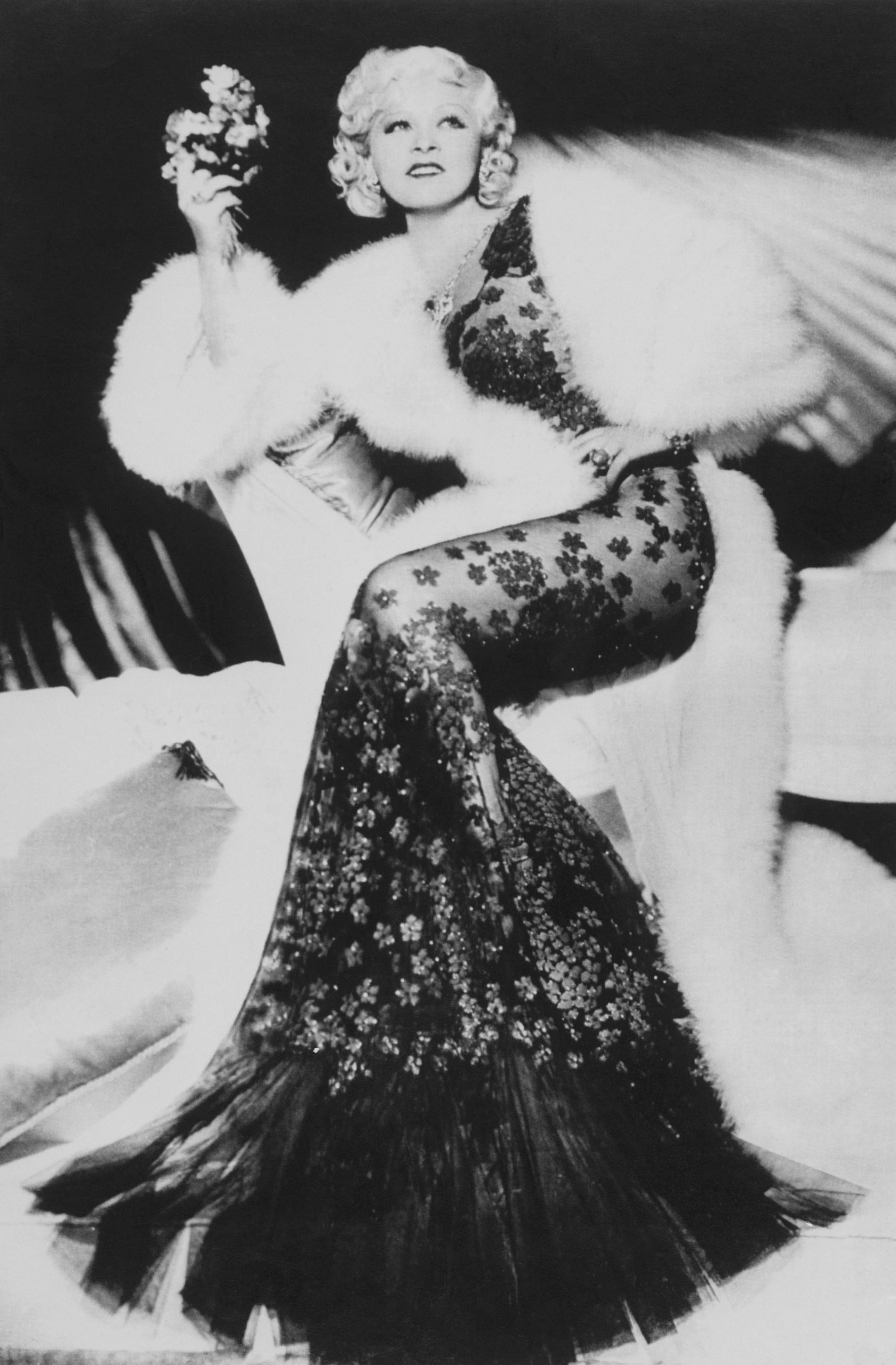 ÎÎ¹Î±ÏÎ¬Î½ÎµÎ¹Î± 4 Î±ÏÏ 45: 1936-ORIGINAL CAPTION READS: Mae West, the voluptuous 'come up and see me sometime' siren of the 1930s, died on 11/22/1980, at the age of 88. In the 10 films she appeared in, she was never allowed to kiss her leading men. Moviemakers saw to it Mae West w