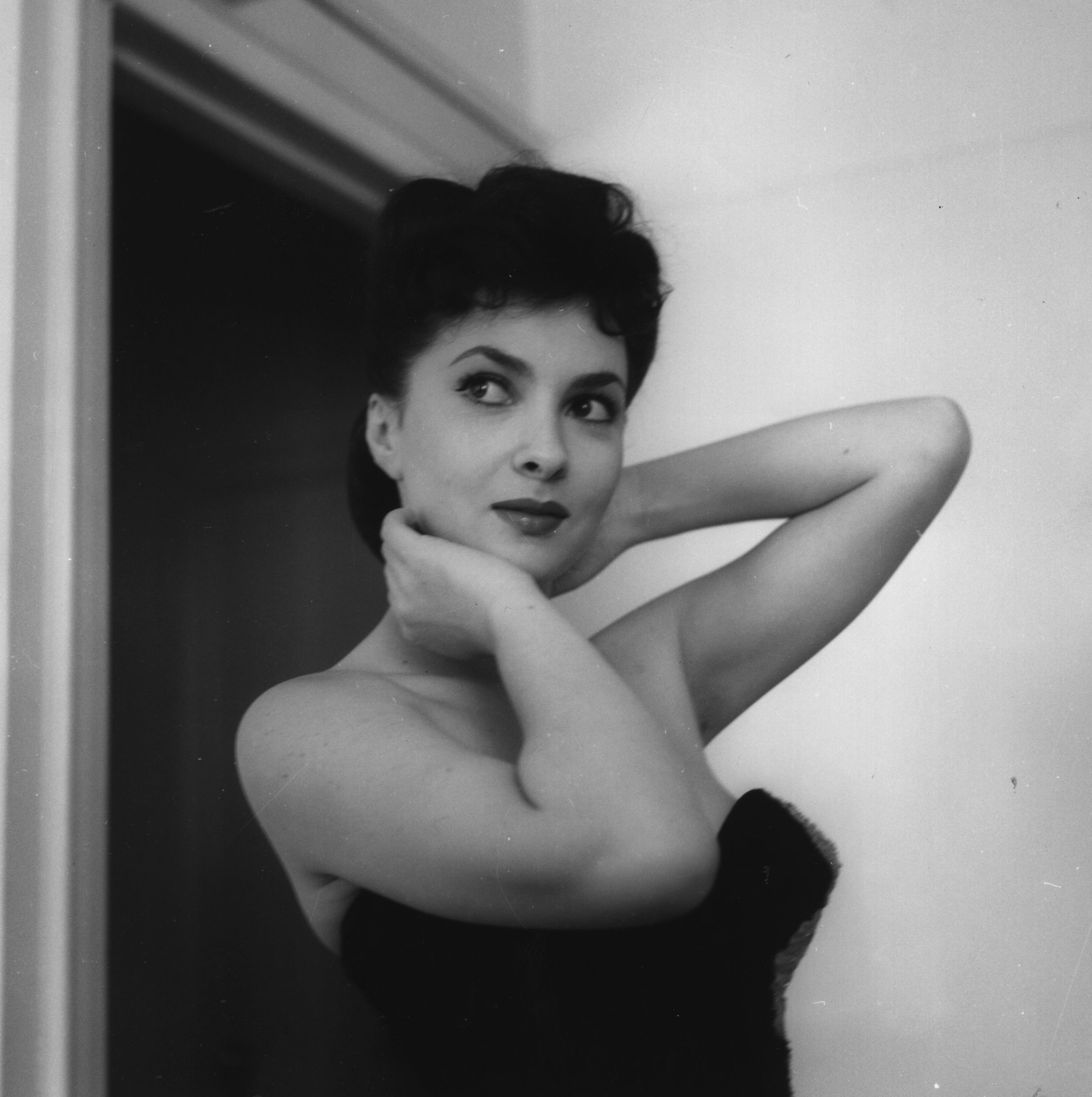ÎÎ¹Î±ÏÎ¬Î½ÎµÎ¹Î± 14 Î±ÏÏ 45: 5th July 1952:  Italian actress Gina Lollobrigida in London for the first Italian film festival. Original Publication: Picture Post - 5952 - Stars Bring Fashion From Rome - pub. 1952  (Photo by Haywood Magee/Picture Post/Getty Images)