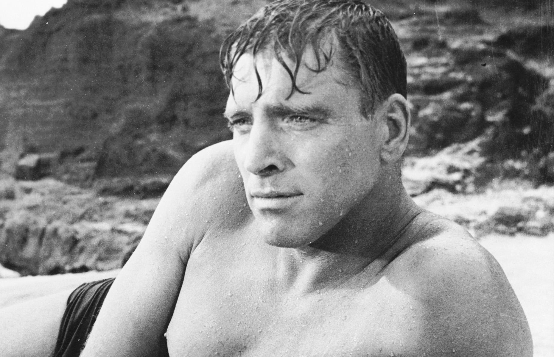 ÎÎ¹Î±ÏÎ¬Î½ÎµÎ¹Î± 15 Î±ÏÏ 45: 1953:  Burt Lancaster (1913 - 1994) and Deborah Kerr get passionate on a beach in the classic love scene from Fred Zinnemann's 'From Here to Eternity'.  (Photo via John Kobal Foundation/Getty Images)