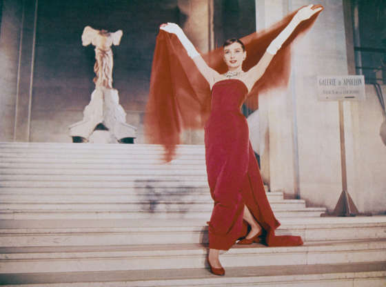 ÎÎ¹Î±ÏÎ¬Î½ÎµÎ¹Î± 23 Î±ÏÏ 45: Actress Audrey Hepburn (1929 - 1993) descends the Daru Staircase at the Louvre in Paris, in a scene from the film 'Funny Face', 1957. The ancient marble sculpture of the Winged Victory of Samothrace is visible at the top of the stairs. (Photo by Archive 