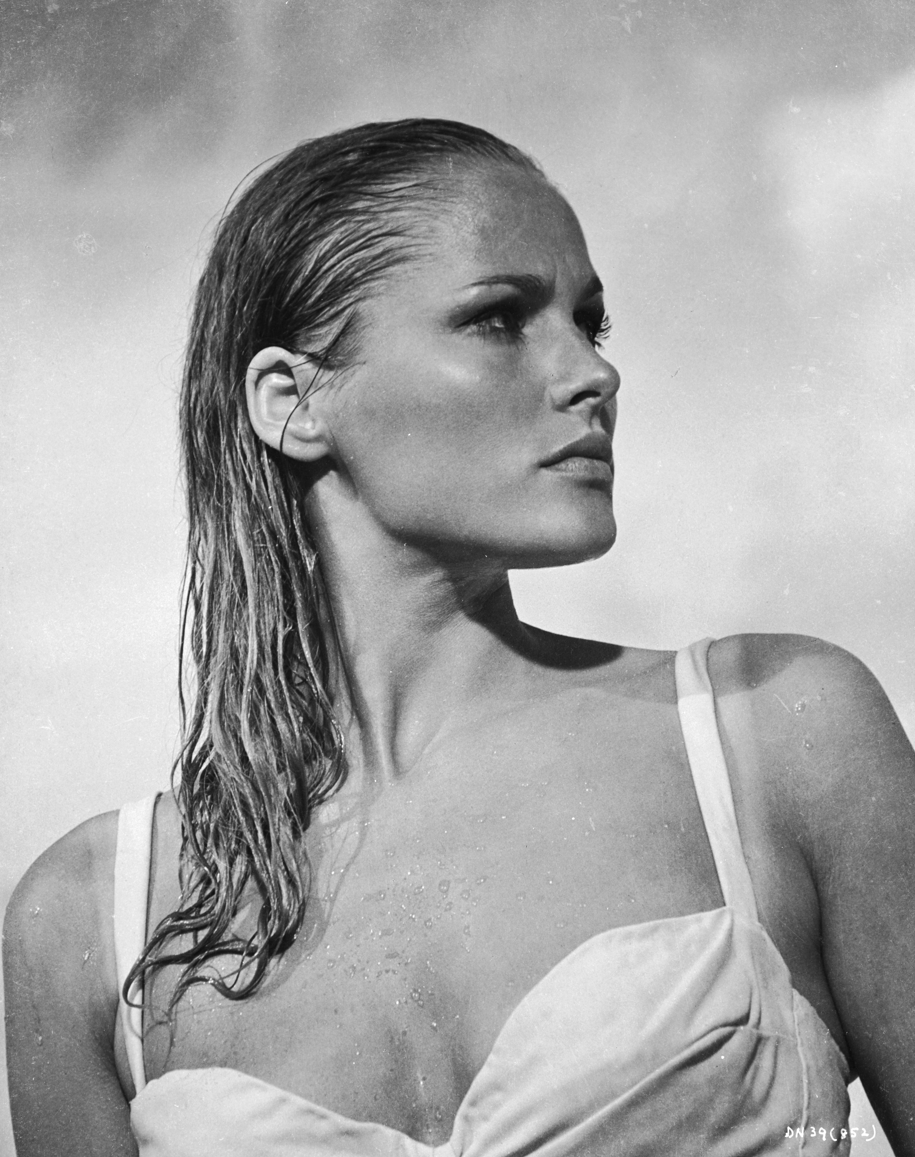 ÎÎ¹Î±ÏÎ¬Î½ÎµÎ¹Î± 28 Î±ÏÏ 45: 1962:  Glamorous Swiss actress Ursula Andress as Honey Ryder in a scene from the first James Bond movie 'Dr No'.  (Photo via John Kobal Foundation/Getty Images)