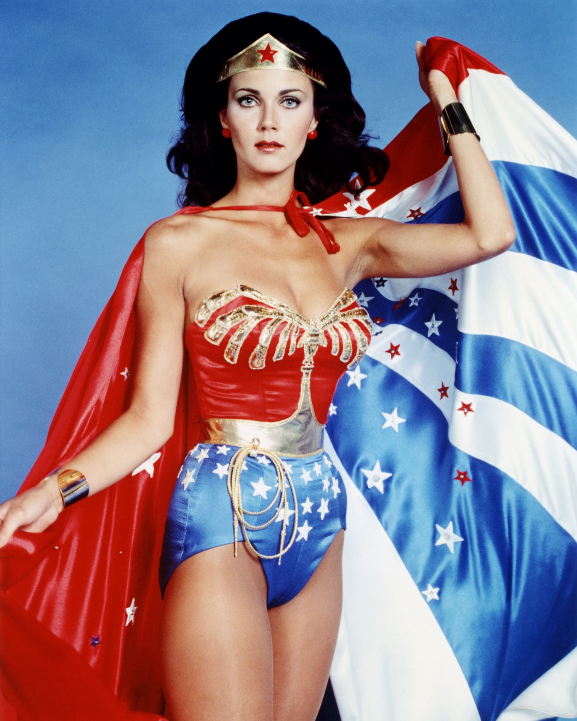 ÎÎ¹Î±ÏÎ¬Î½ÎµÎ¹Î± 42 Î±ÏÏ 45: Lynda Carter, US actress, in costume in a studio portrait issued as publicity for the US television series, 'Wonder Woman', USA, circa 1977. The television series, based on the DC Comics character, starred Carter as 'Wonder Woman'. (Photo by Silver Scree