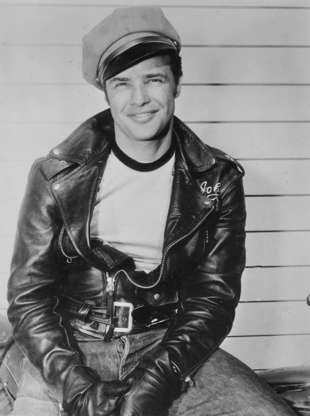 ÎÎ¹Î±ÏÎ¬Î½ÎµÎ¹Î± 16 Î±ÏÏ 45: Actor Marlon Brando wearing a leather jacket, jeans, and a conductor hat, 1954. (Photo by Smith Collection/Gado/Getty Images)
