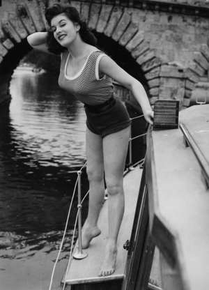 ÎÎ¹Î±ÏÎ¬Î½ÎµÎ¹Î± 17 Î±ÏÏ 45: Portrait of model and actress June Wilkinson posing on a boat, at a launch in Maidenhead, England, circa 1955. (Photo by Edward Miller/Keystone/Getty Images)